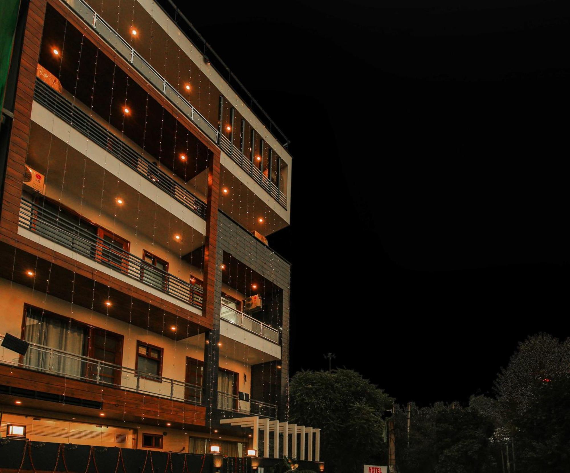גורגאון Hotel Maharaja Palace מראה חיצוני תמונה